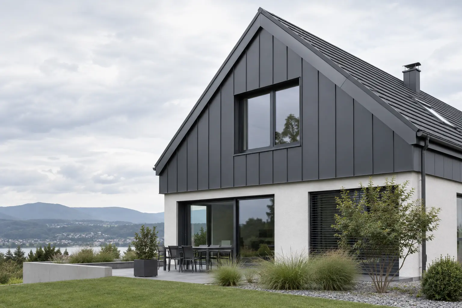 Modernes Wohnhaus mit anthrazitfarbener Aluminiumverkleidung am Giebel
