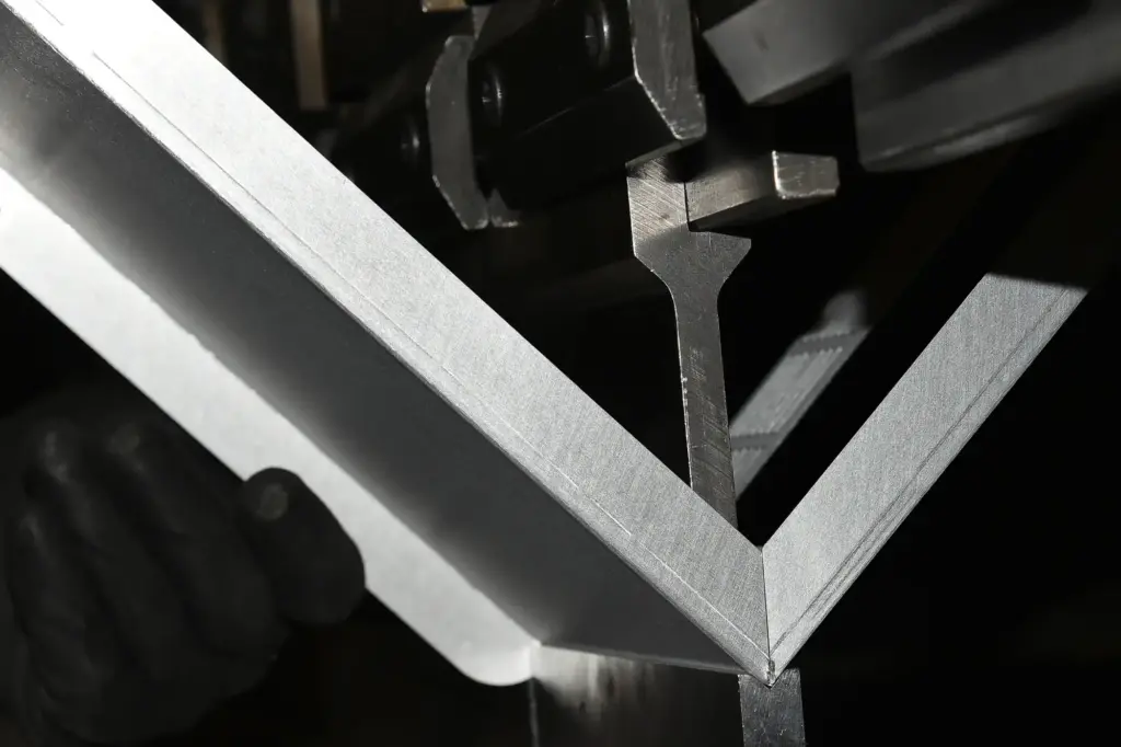 Aluminiumblech beim präzisen Abkanten zwischen Ober- und Unterwerkzeug